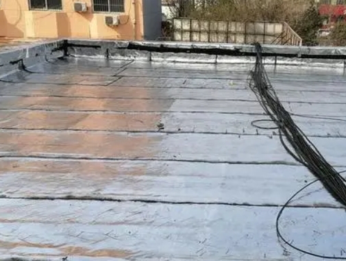 云县卫生间漏水维修公司分享下云县屋面楼顶防水刚性防水层施工要点。